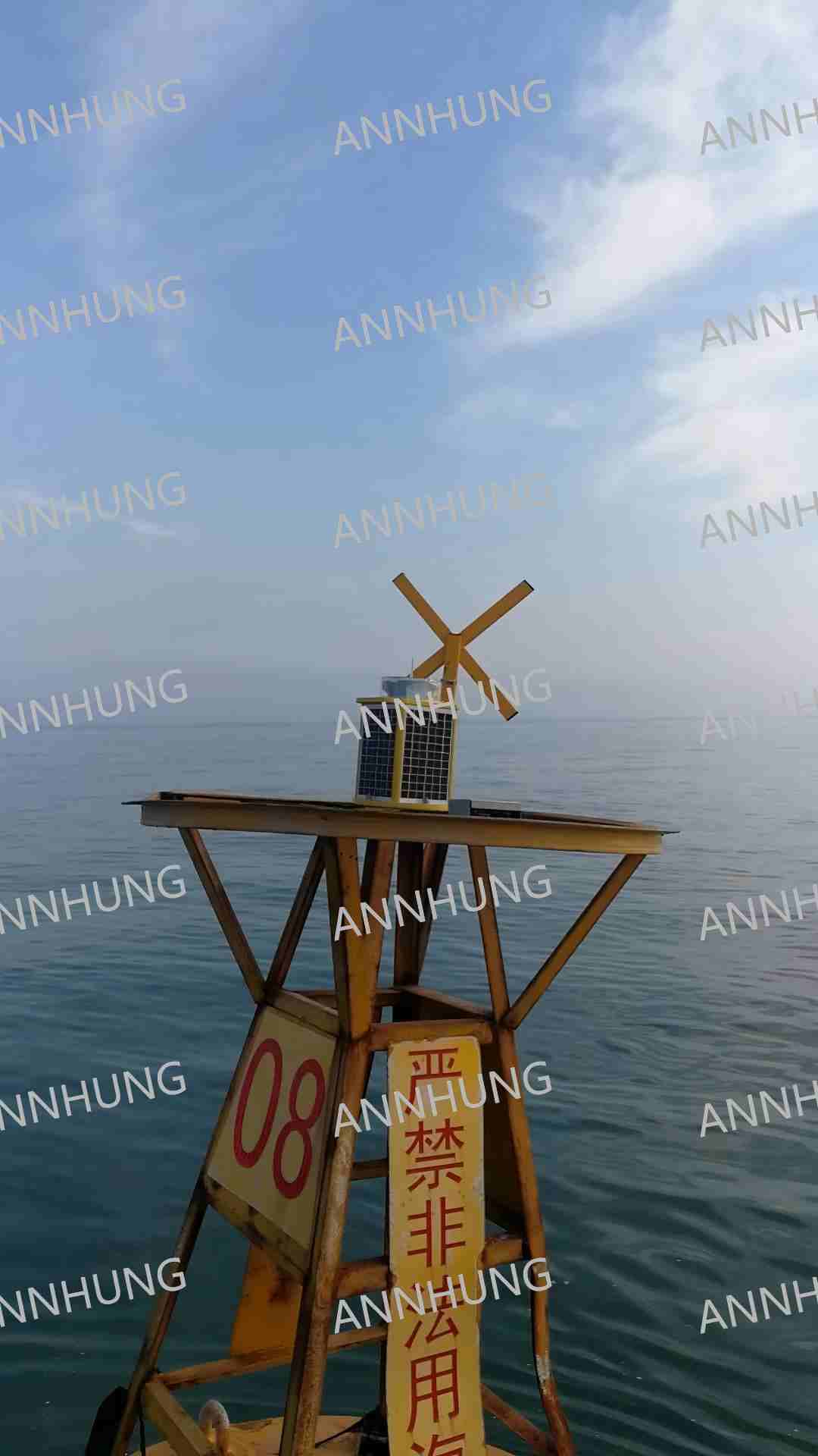 最新の会社の事例について Project Case Display of AH-ML-S7 LED Solar Powered Marine Lantern on Offshore Navigation Buoy 