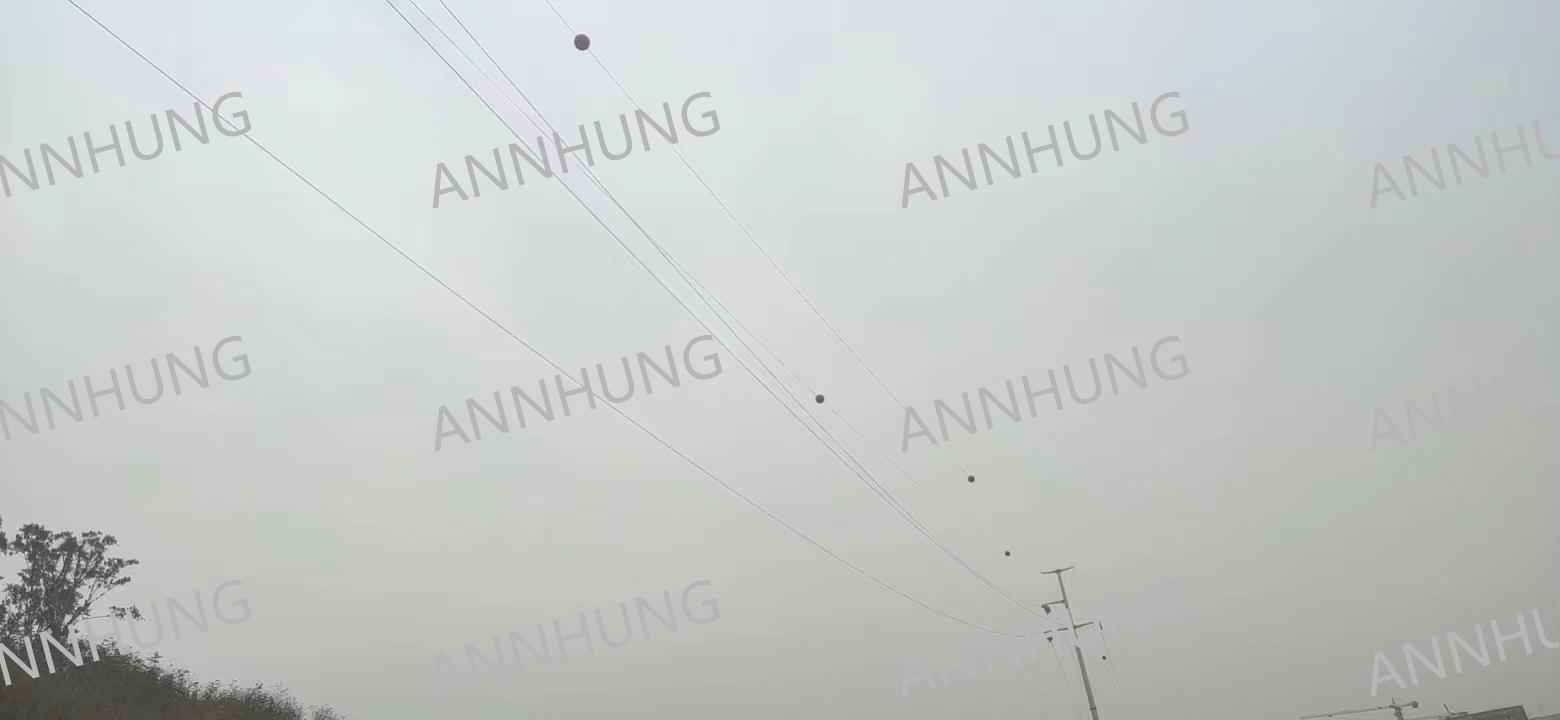 最新の会社の事例について Aircraft Warning Sphere Installation Case: AH-AWS 600 mm Fiberglass Markers on High-Voltage Transmission Lines